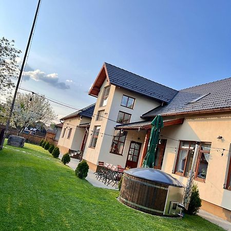 Famives Vendeghaz Bed & Breakfast Racul Exterior foto