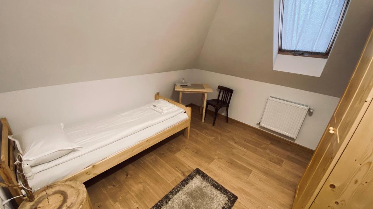 Famives Vendeghaz Bed & Breakfast Racul Exterior foto