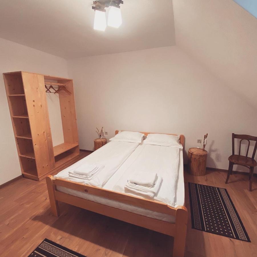 Famives Vendeghaz Bed & Breakfast Racul Exterior foto