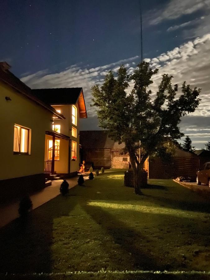 Famives Vendeghaz Bed & Breakfast Racul Exterior foto