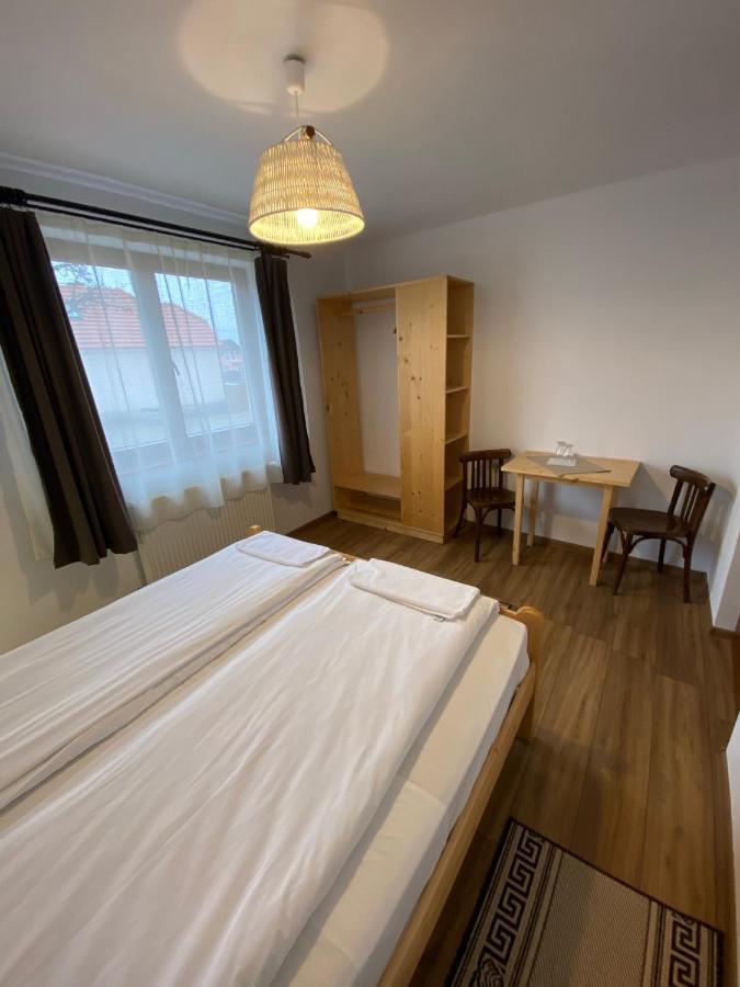 Famives Vendeghaz Bed & Breakfast Racul Exterior foto