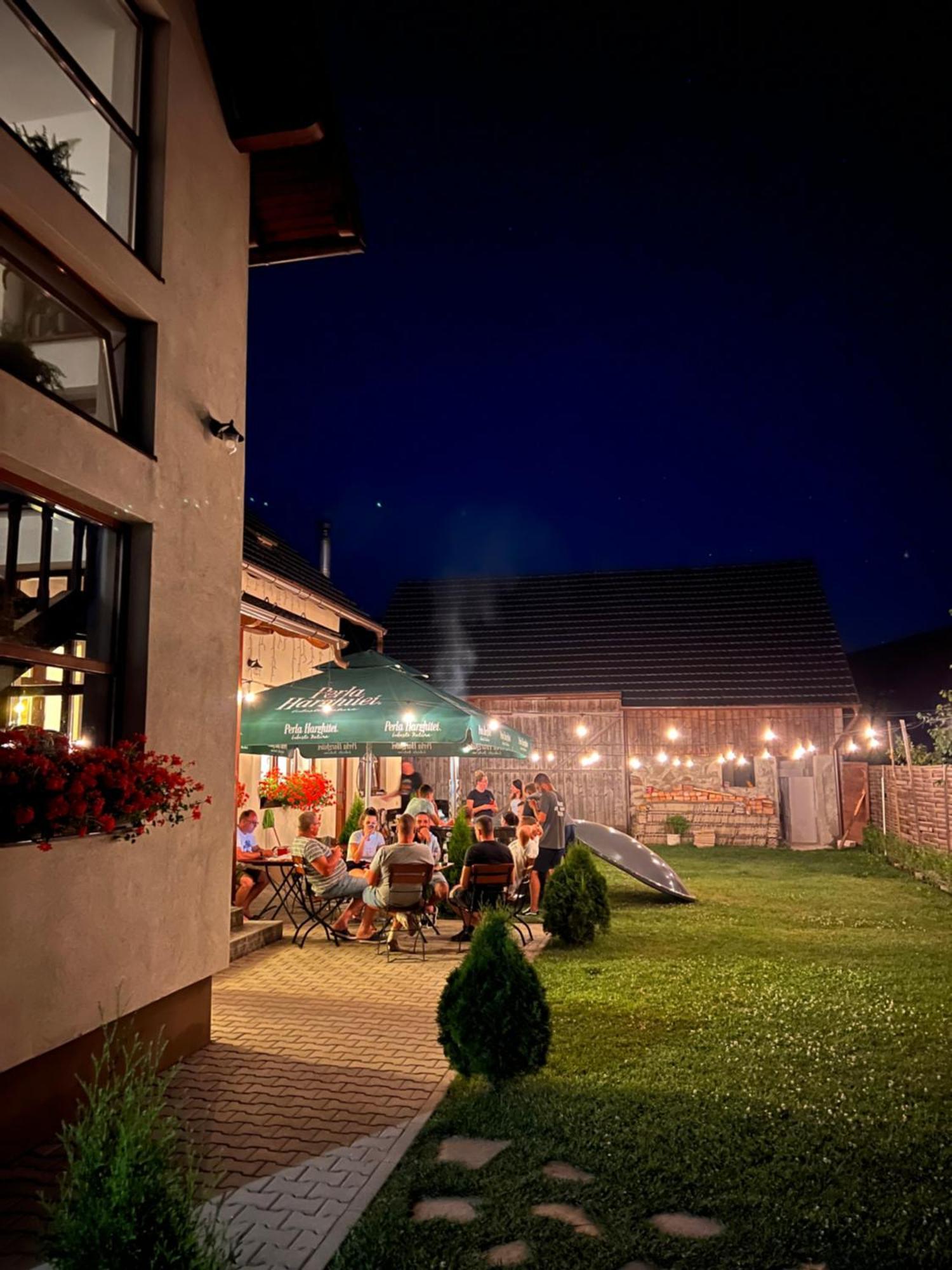 Famives Vendeghaz Bed & Breakfast Racul Exterior foto