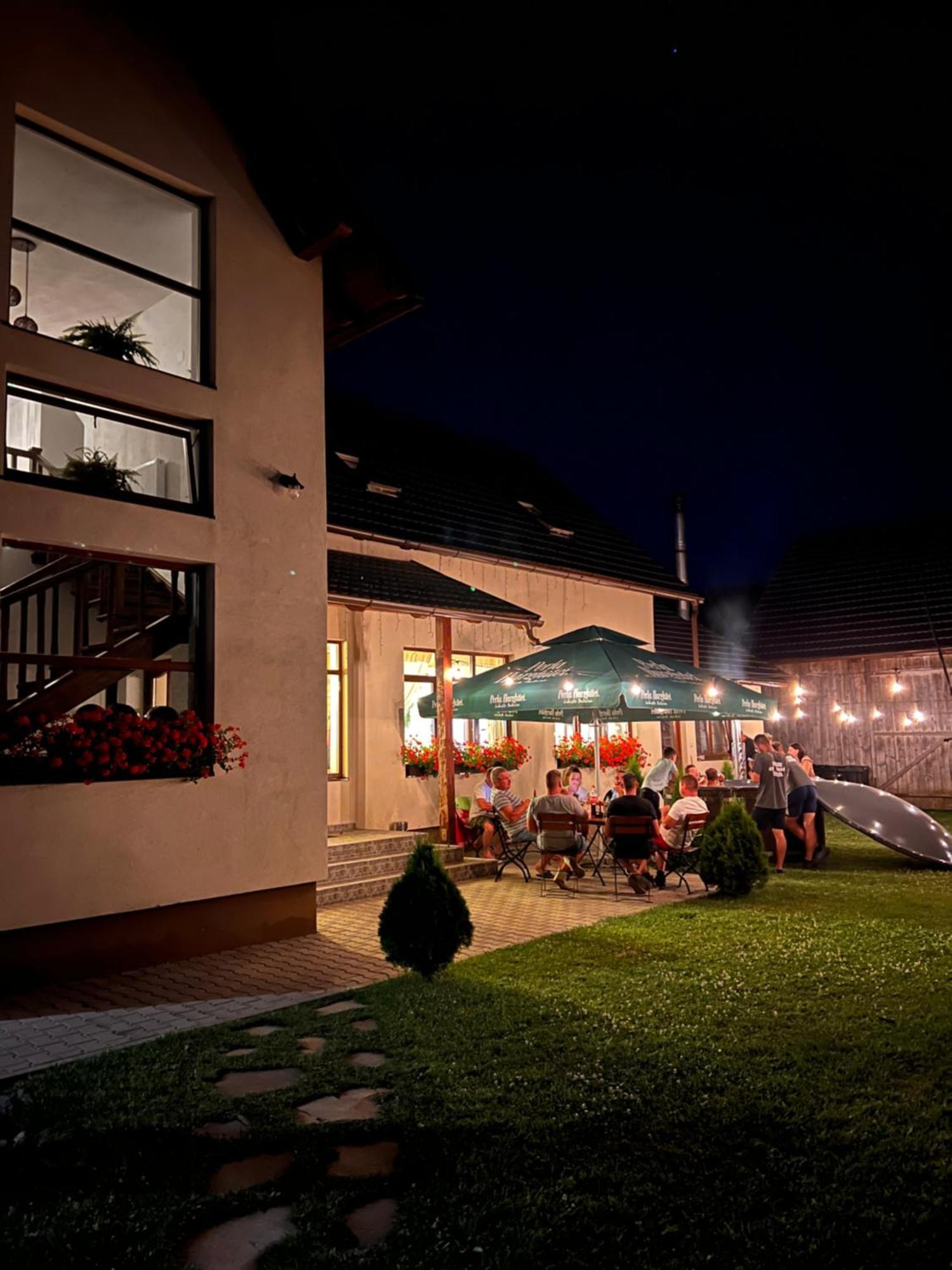 Famives Vendeghaz Bed & Breakfast Racul Exterior foto