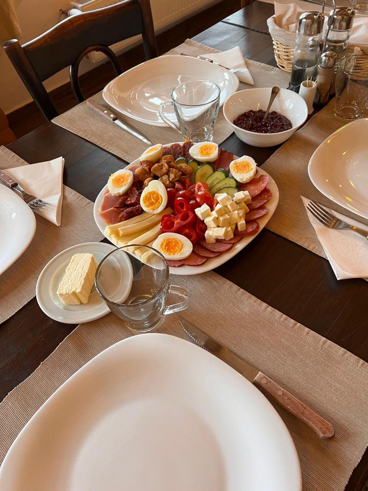 Famives Vendeghaz Bed & Breakfast Racul Exterior foto